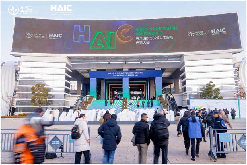 中国智算新名片：中科曙光万卡超集群真机亮相昆山

2025年12月18日，中科曙