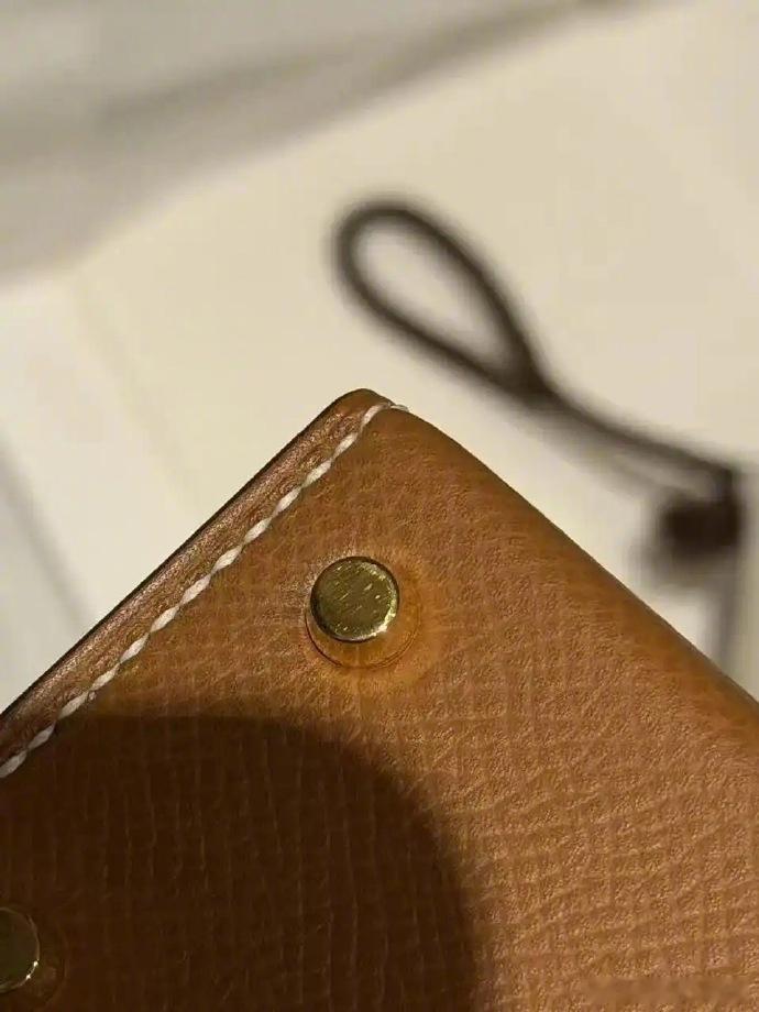 爱马仕回应8.5万手提袋五金磨损处理问题的感觉就是，买了很贵的包，然后不到俩小时