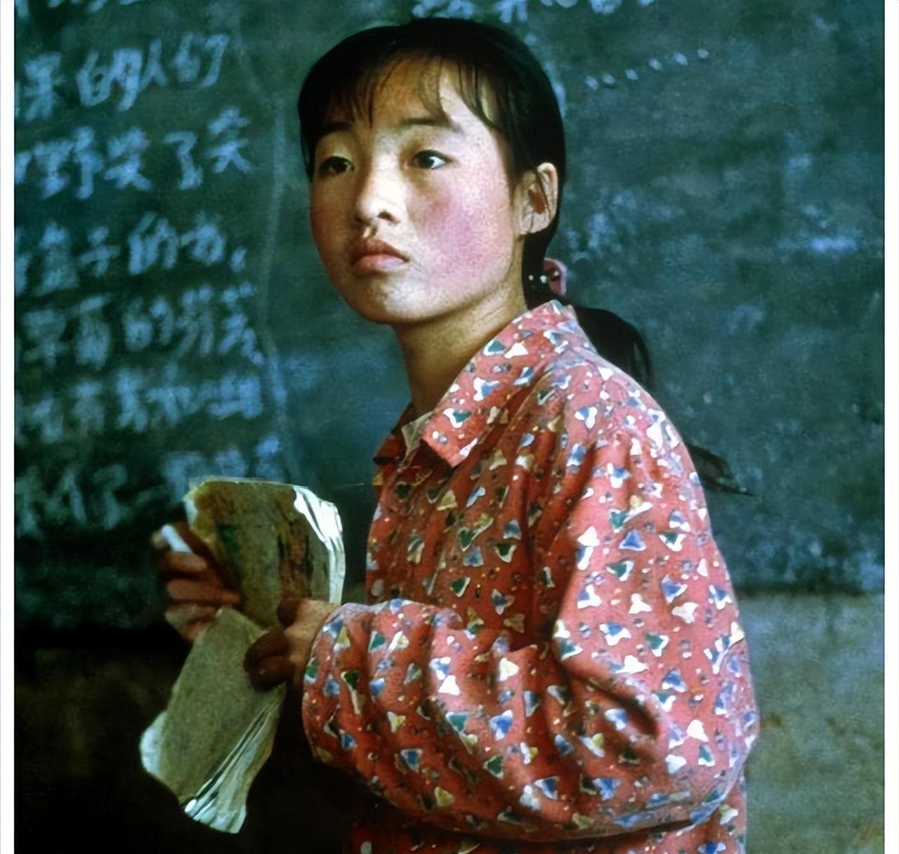 1999年，张艺谋捧红了农村女孩魏敏芝，拍完戏后，魏敏芝想进演艺圈，张艺谋却不同