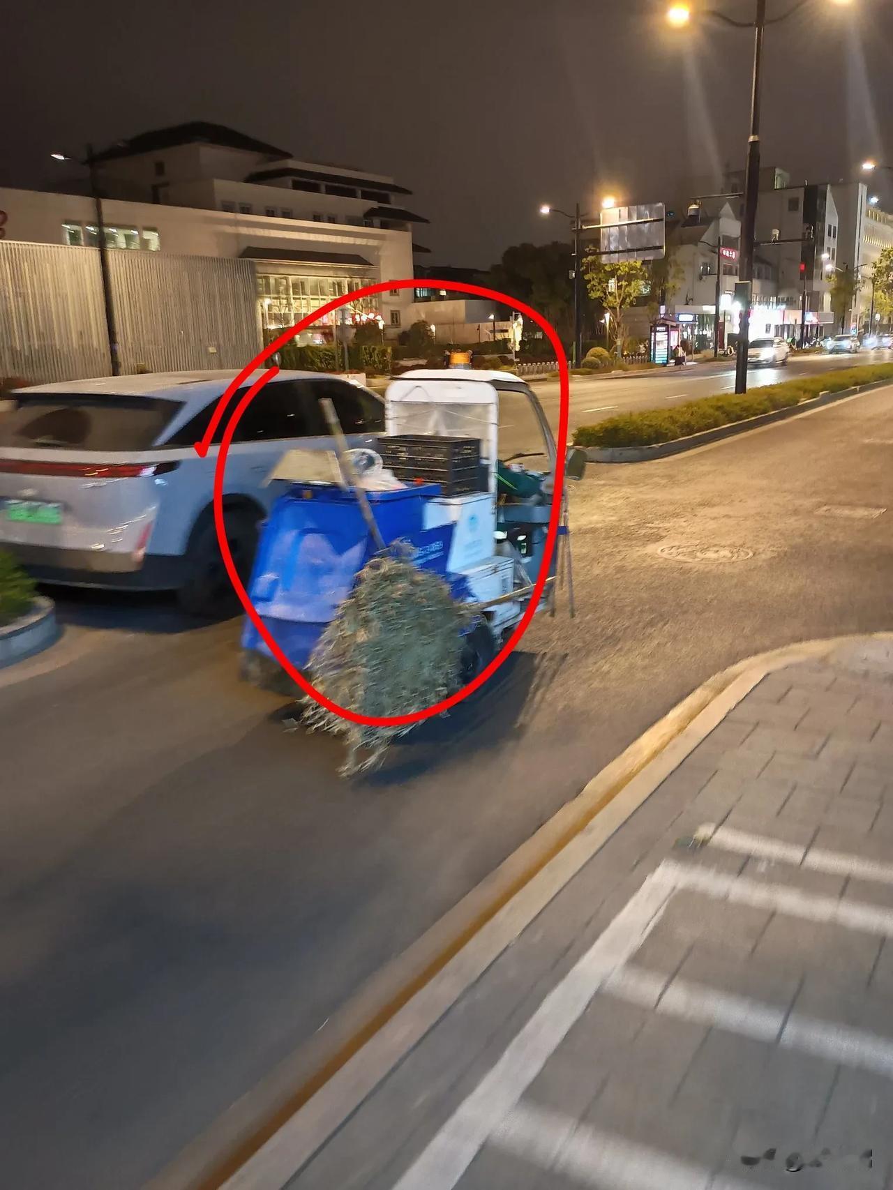 苏州，现在茅台酒空瓶不值钱了？直接从酒店扔进垃圾车里(图一)。
几年前一个茅台酒