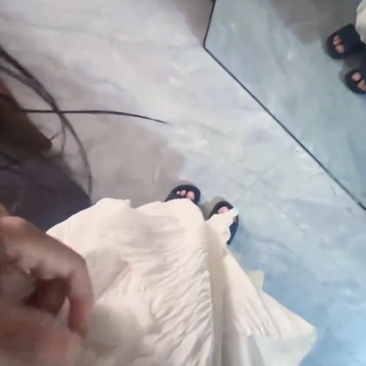 万万没想到！广西，一女生出门前照镜子，突然发现裙子有些不对劲。本以为只是褶皱或线