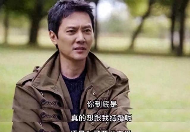 赵丽颖看懵了！冯绍峰被小19岁嫩模宠成宝，街头喂饭画面太辣眼！！

冯绍峰刚离完