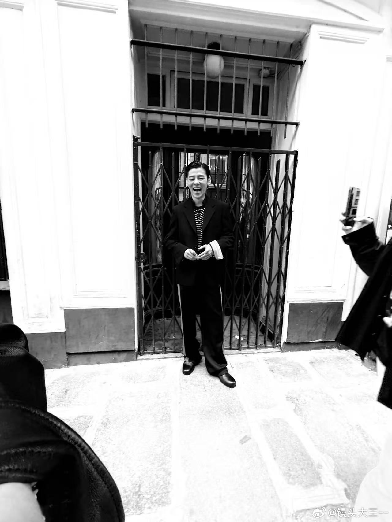 罗意威生图 小蒋今日状态好到炸，西装剪裁高级感十足，油头造型加持，随便一拍都是时