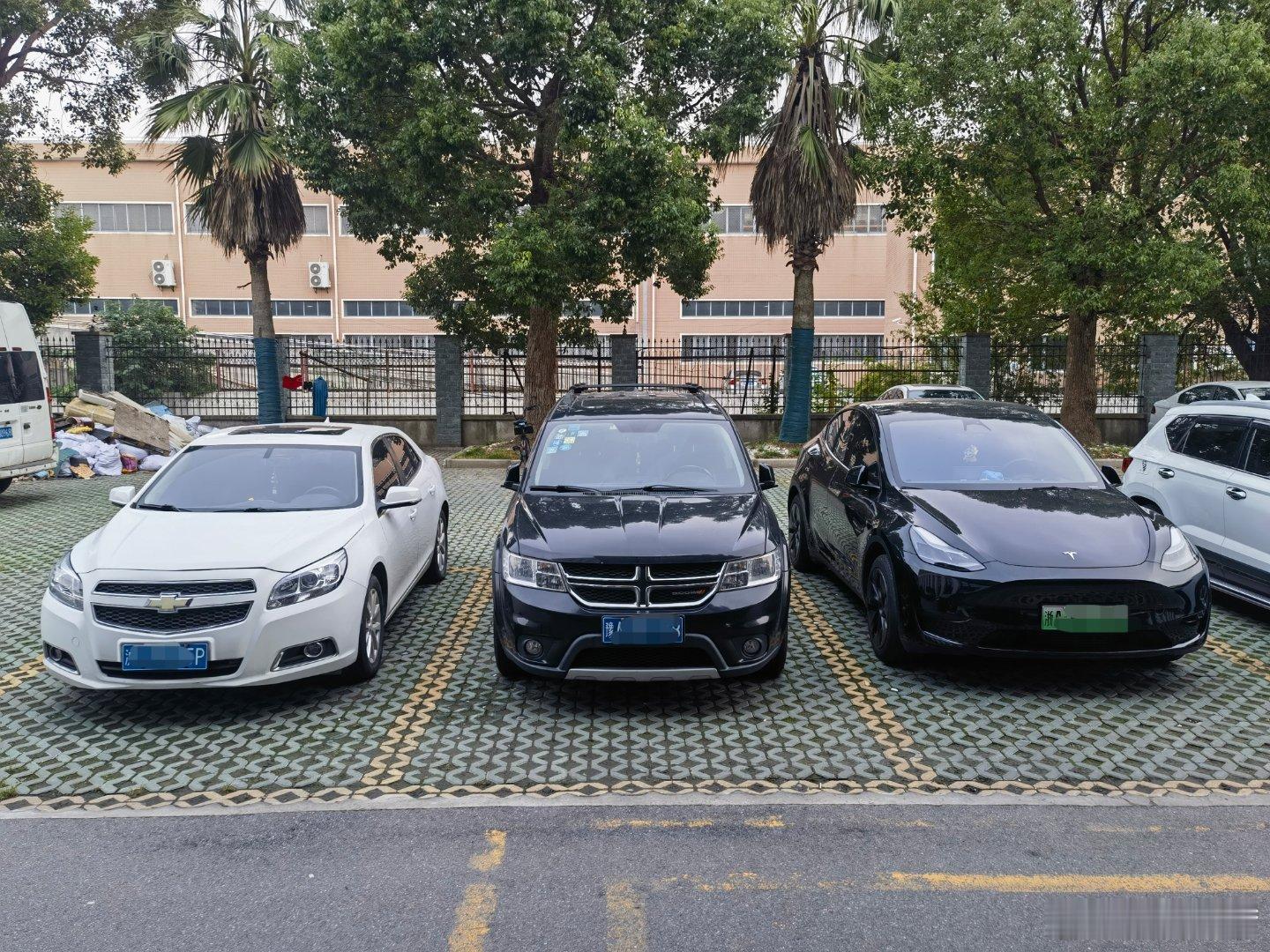 这三款车，停在一起很能让我们对美国品牌汽车的发展感慨一下。现在特斯拉的销量势头也