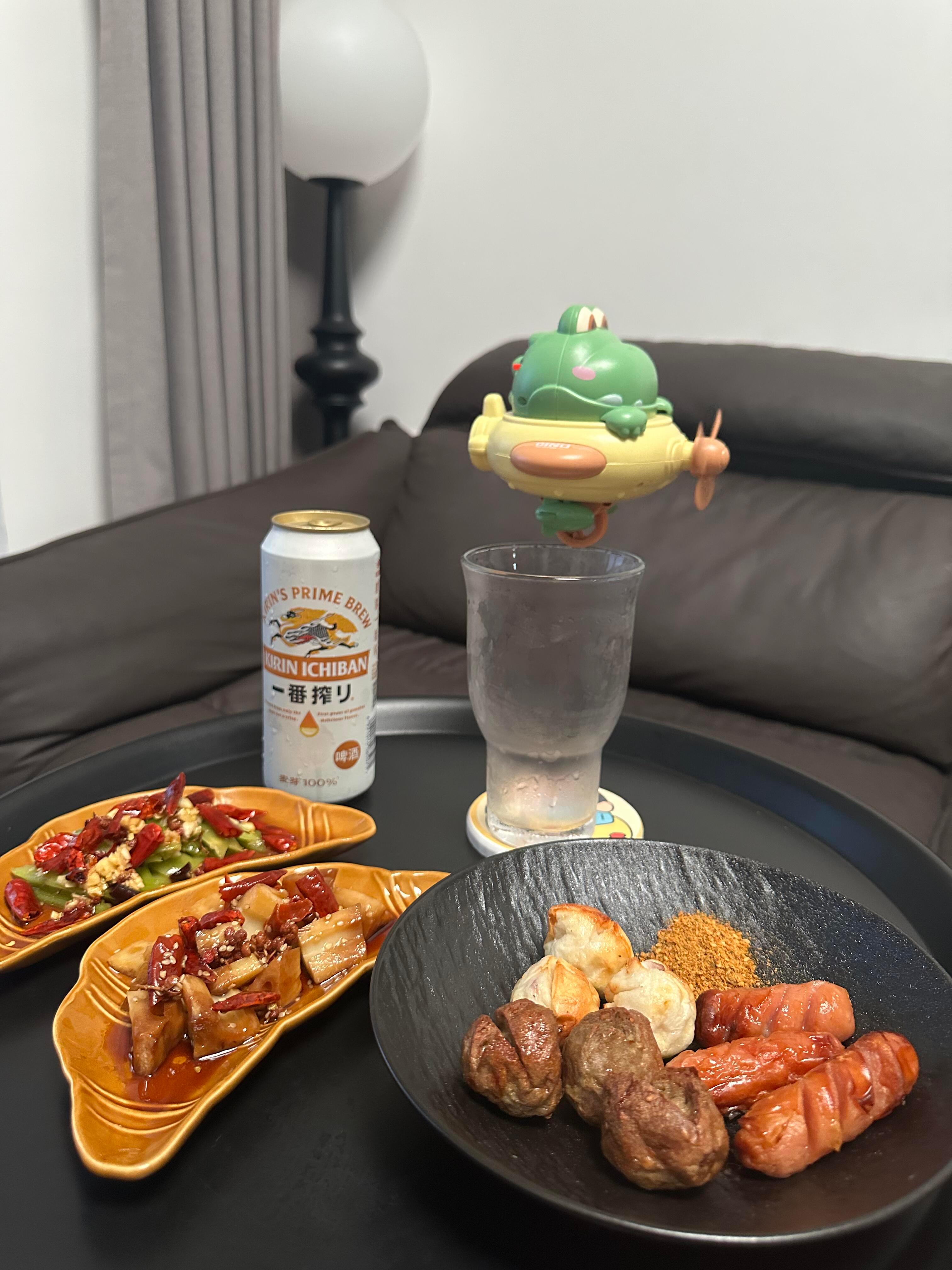 买菜是安顿生活,买花是抚慰灵魂,一半烟火,一半清欢,愉悦灵魂也不委屈肉身,手执烟