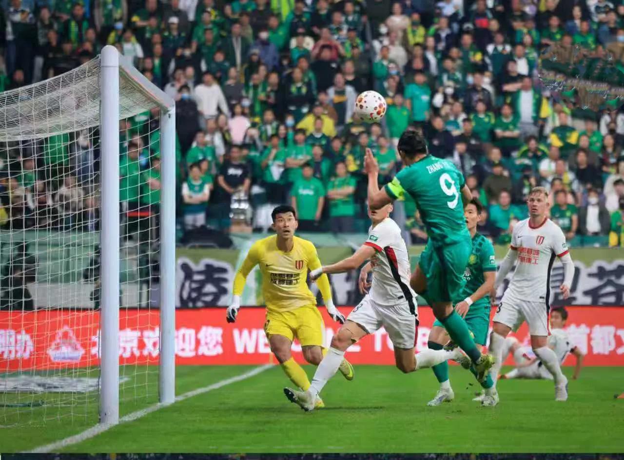 足球记者宋承良认为北京国安队遭遇了多场不利判罚。
在北京国安队主场1-2遭遇成都