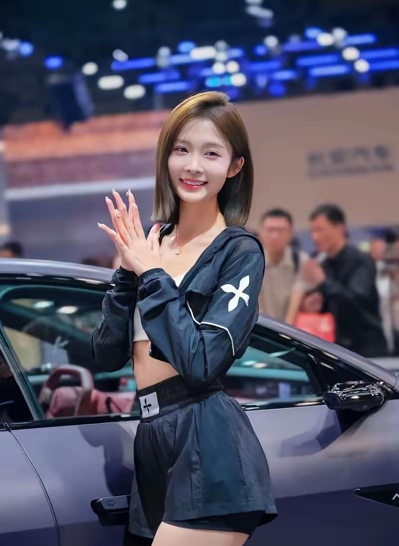 这个女人漂亮是漂亮
但是她要想做餐饮成功，首先第一步就是在这个行业中不要亮出她自
