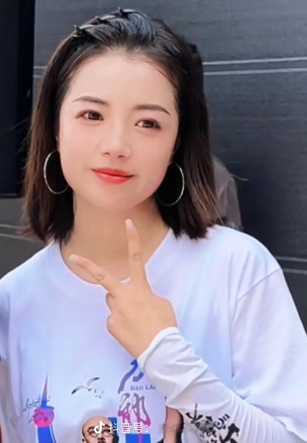 **标题：为啥专业歌手直播间人气不高？**

专业歌手虽唱功过硬，却常因风格偏严