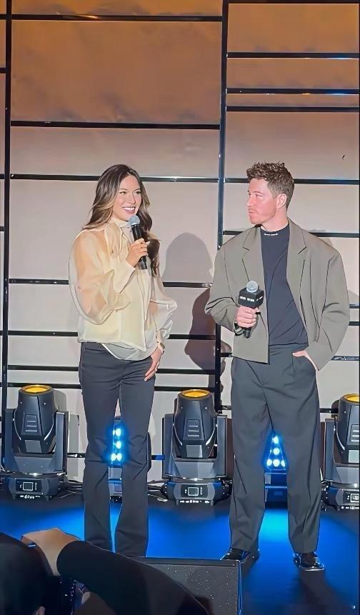 谷爱凌不愧是咱们中国落落大方的女孩，不管什么场合都不怯场，都是最惹人注目的。 