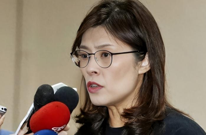 郑丽文赴陆专机尚未起飞，美国第2架包机已紧急飞抵台湾省，一场围绕台海的博弈悄然上