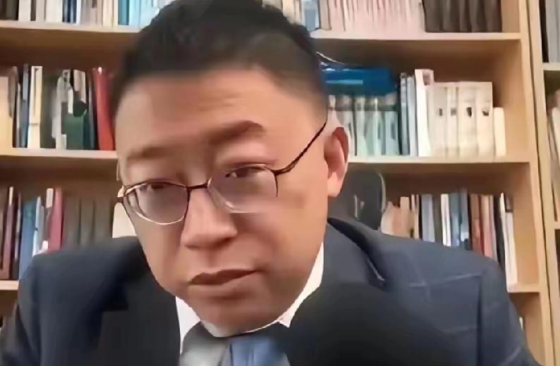 沈逸拍话筒那一下，震得我耳机嗡嗡作响。他直言：“境外钱不是不能拿，得先问‘拿完谁