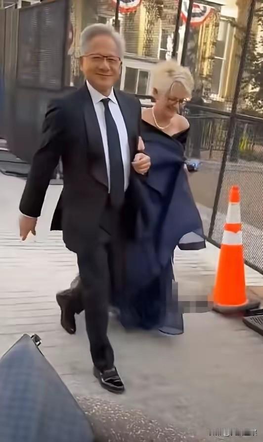 真是妻凭夫贵呀！世界顶级富豪黄仁勋带着妻子洛莉盛装出席白宫晚宴，黄仁勋西装革履，