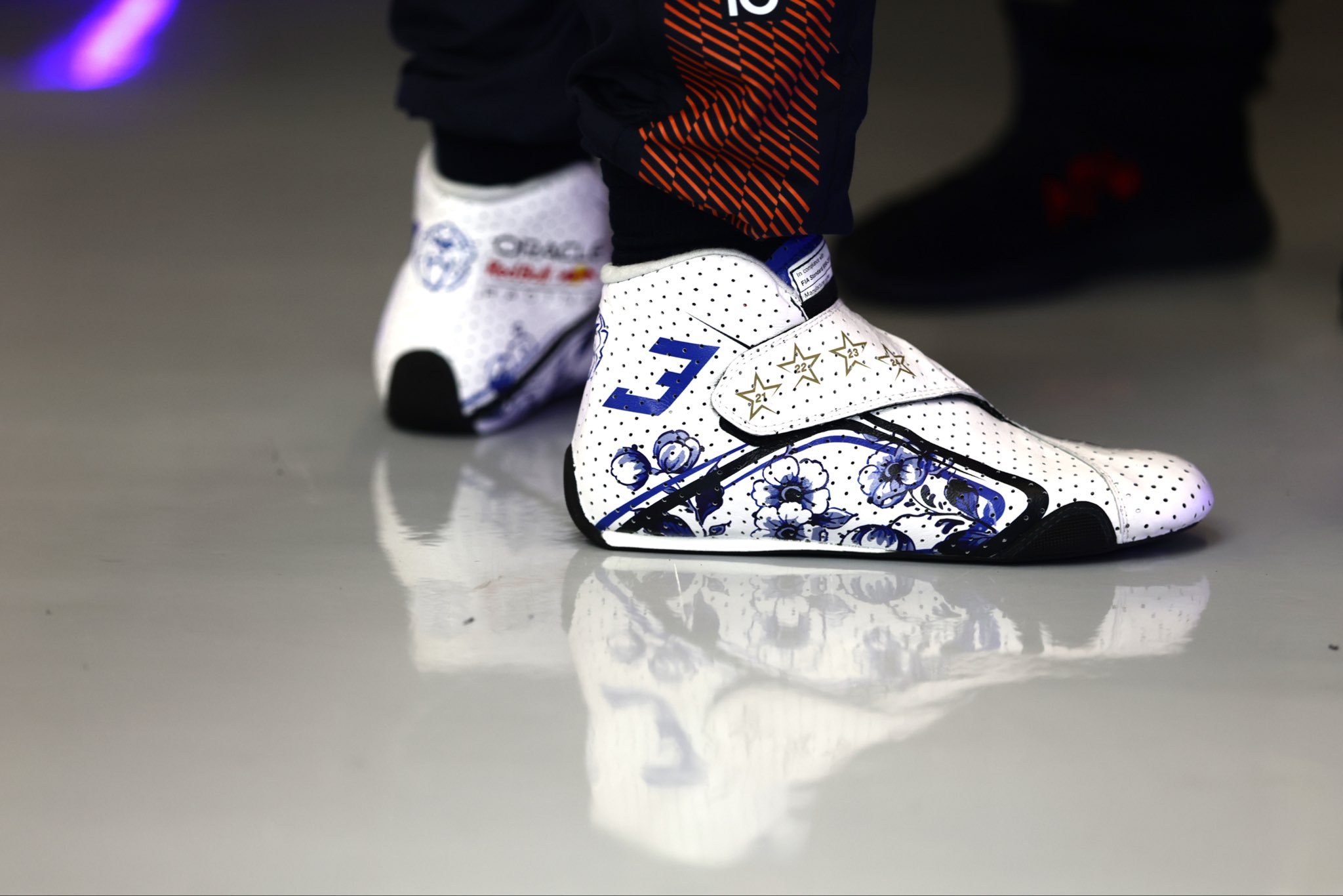 配套的代尔夫特蓝陶花纹头盔和赛车靴©️redbullracing维斯塔潘  🦁