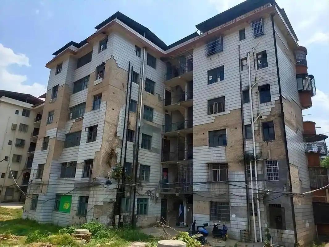 关乎全国上亿住户住房安全！业内资深学者公开建言，国内建成超三十年预制板楼板房应分