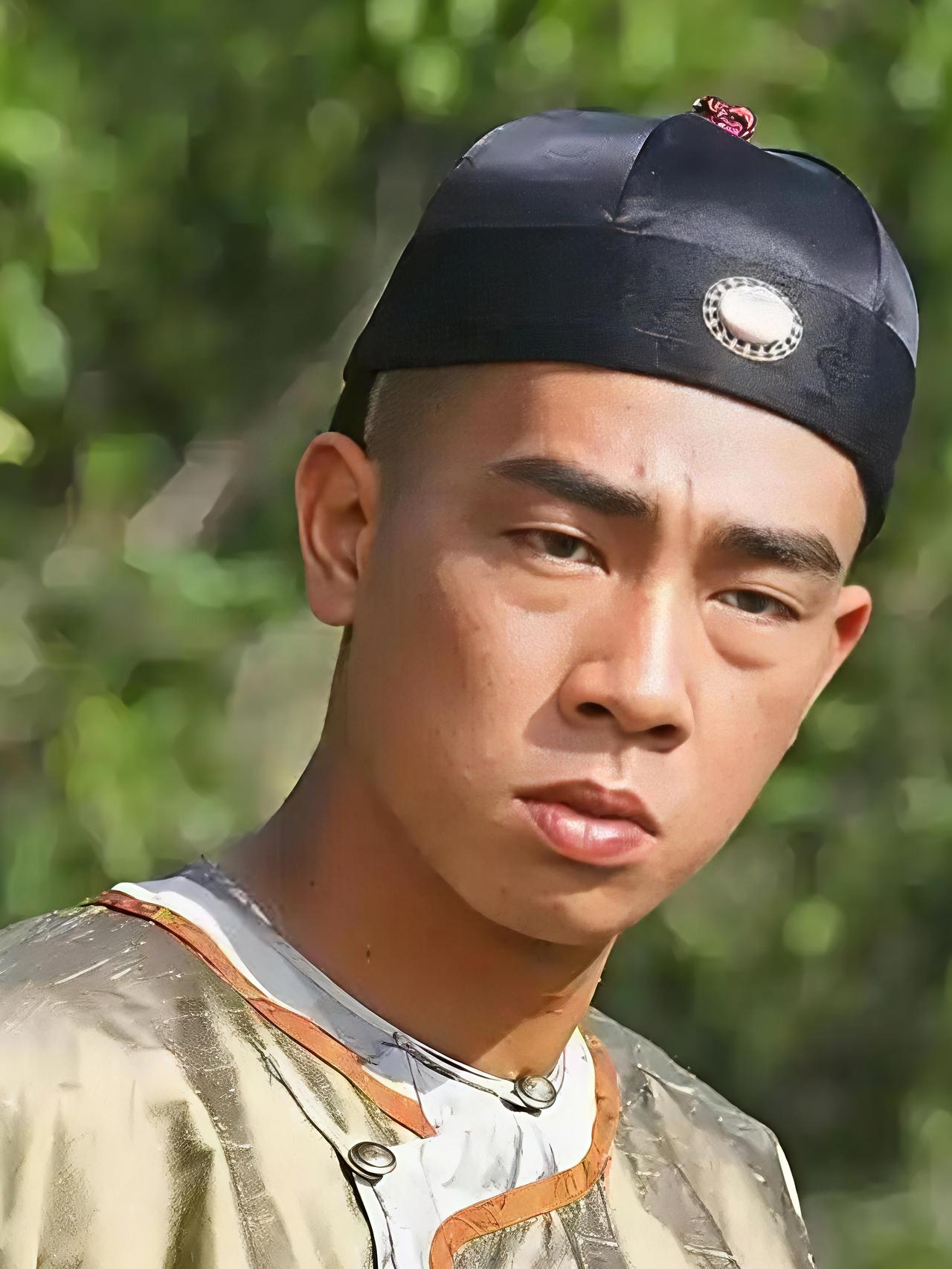 我问我爸为啥孩子小的时候父母都只让他好好读书，不愿意教他社会之道呢？
我爸说你知