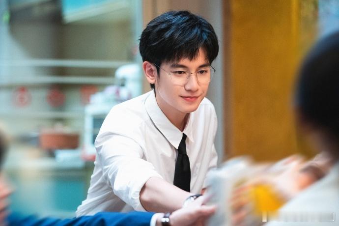  胡先煦这人夫感拉满！白衬衫金丝镜，记喜好还会害羞，像下班带吃热面的好丈夫，太戳