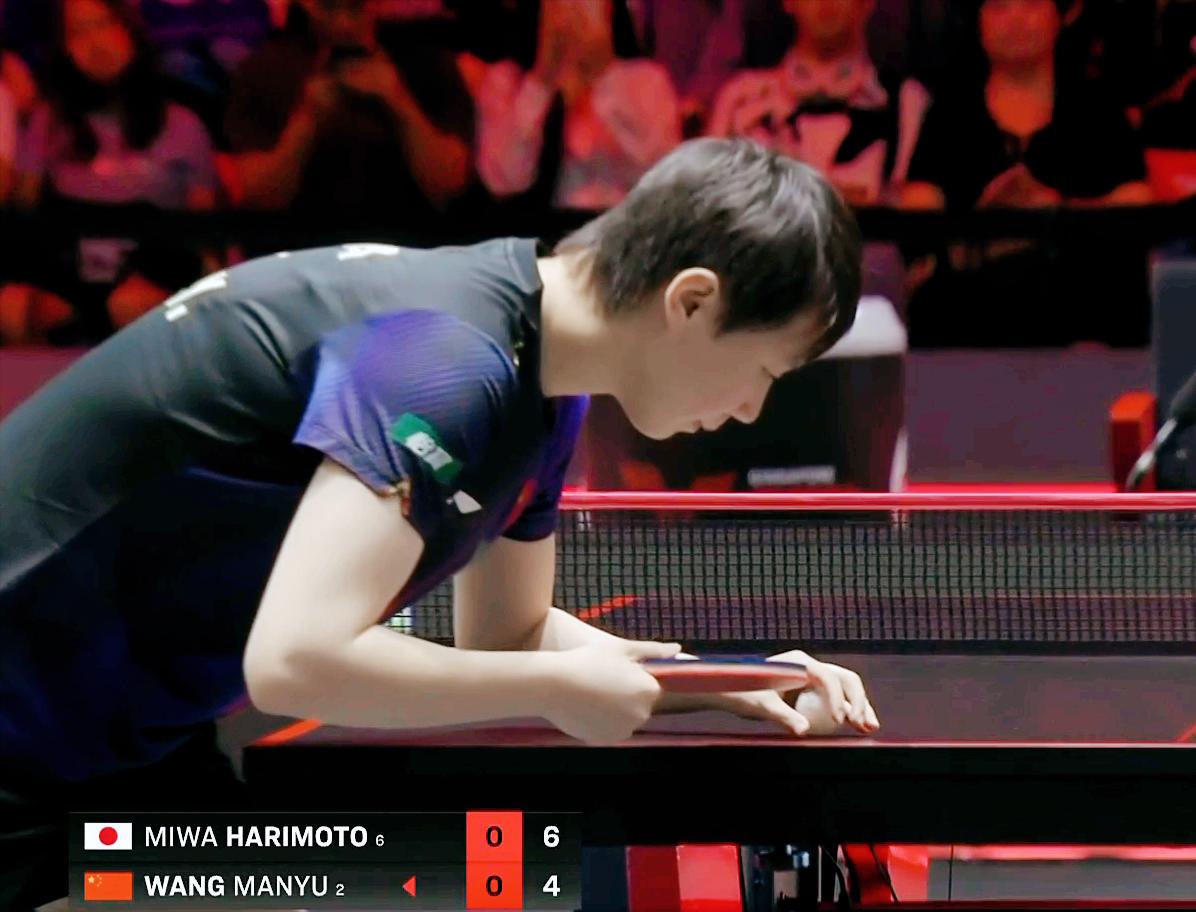 太棒了，鳗鱼刚上来挑战鹰眼成功，不是发球违规，而是擦边。

张本美和有备而来，