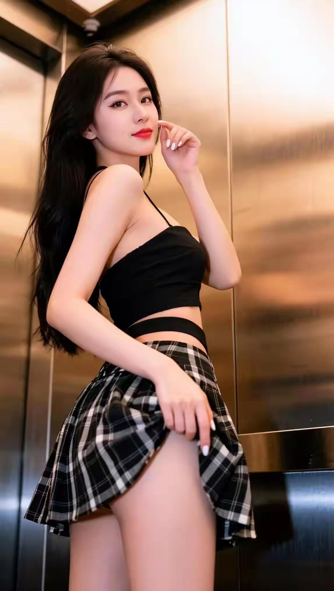 密闭电梯间演绎甜酷格调，利落黑色小背心搭配复古格纹半身裙，随性姿态暗藏撩人氛围感