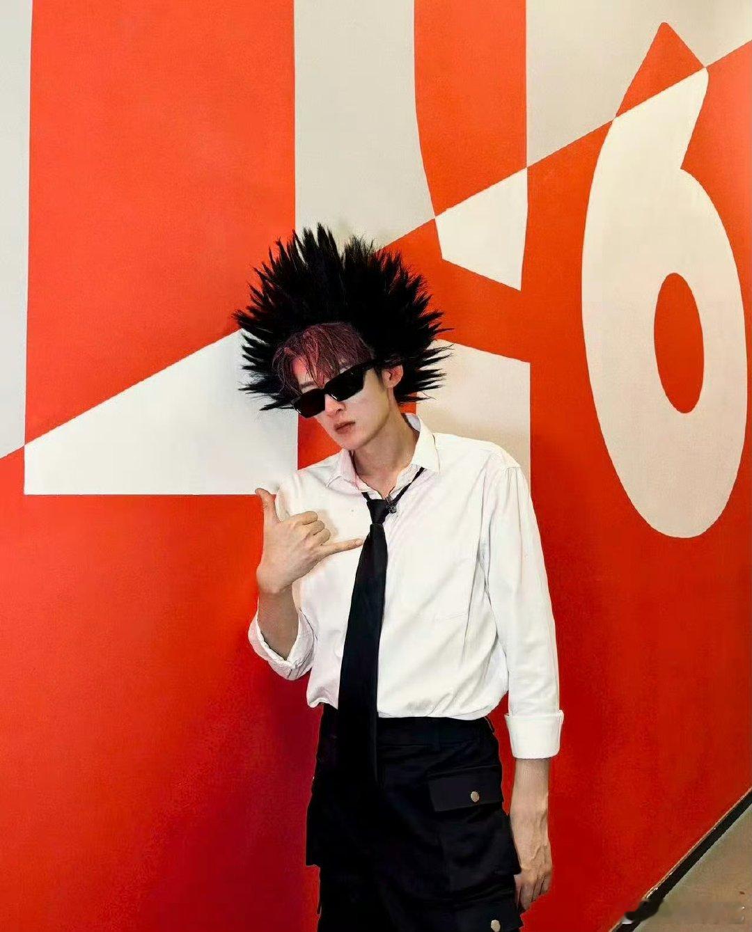 被惩罚后水灵灵裹着惩罚服现身，檀健次的小表情又怂又无辜，抽象萌感直接承包全场笑点