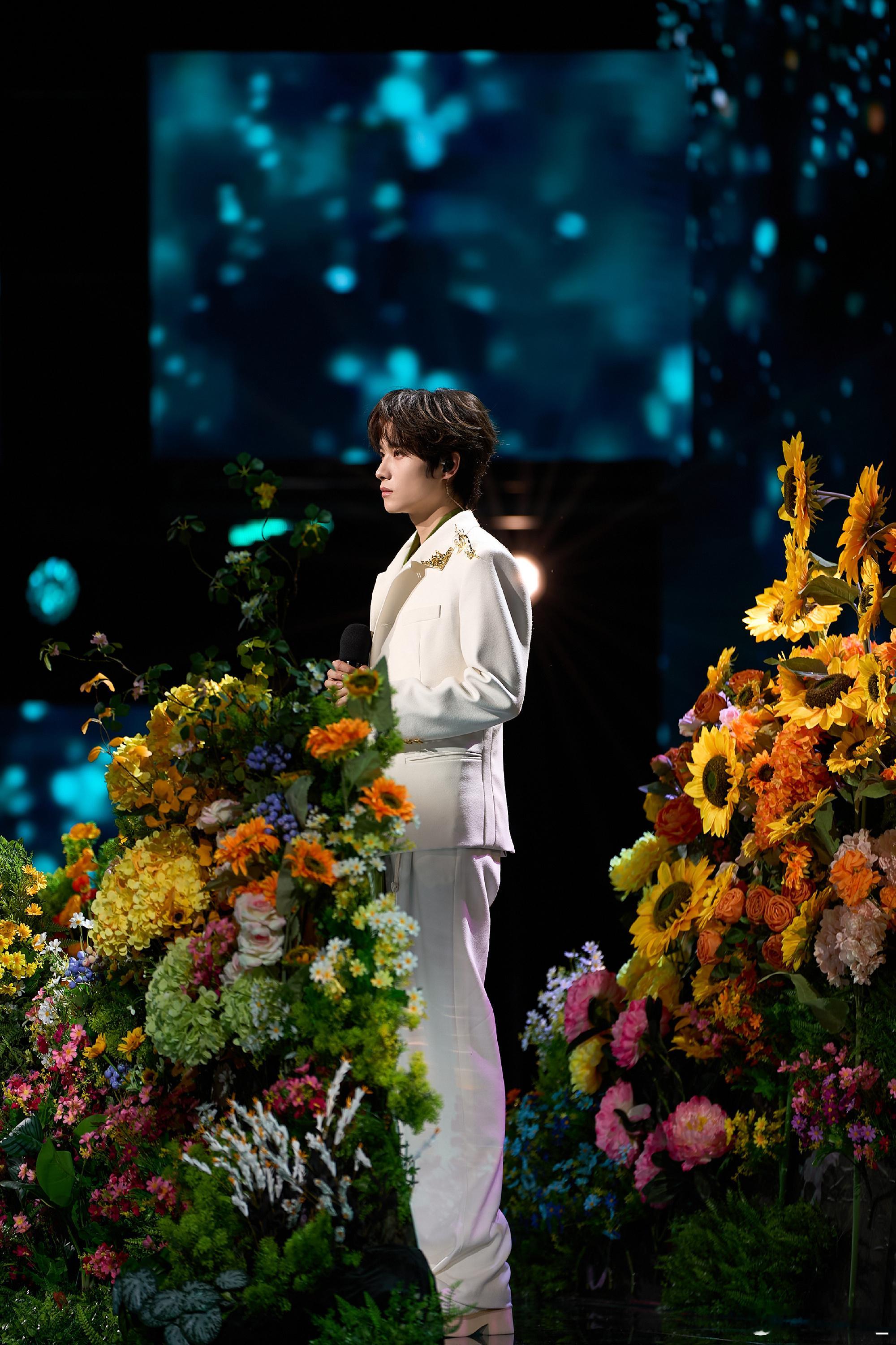 井胧被一大片花团围住唱歌2026川渝春晚 满台的花都成了陪衬，井胧站在那里声音一