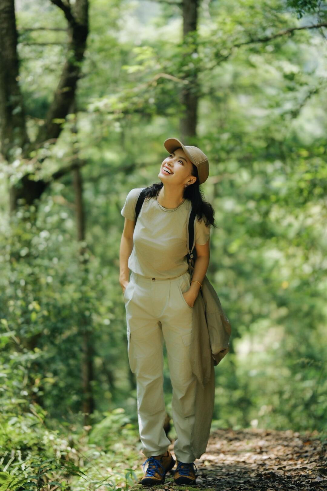 夏日走过山间，去看那些活了1000年的树。