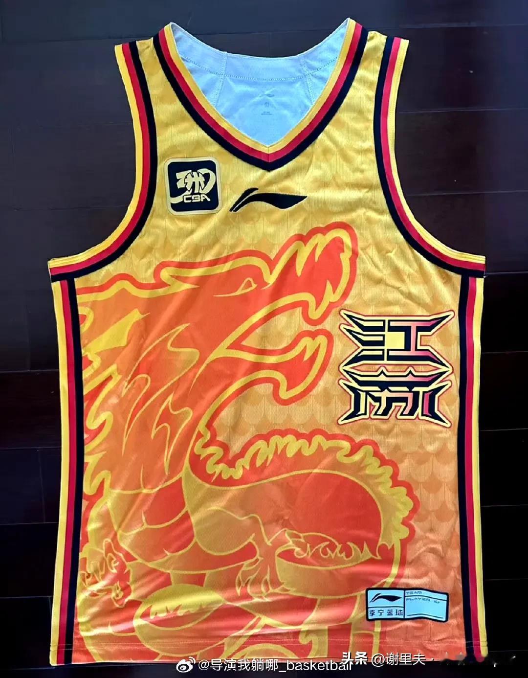 CBA新赛季走心了，30周年纪念版球衣出炉，有5个暖心设计：
1.江苏龙袍加身，