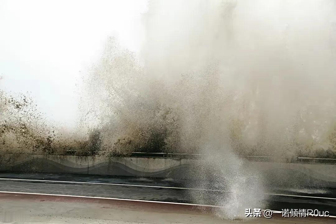 现在出轨都这么不避人了吗

昨晚与家人在一小店吃饭，进了一家三口坐在了斜对面。男