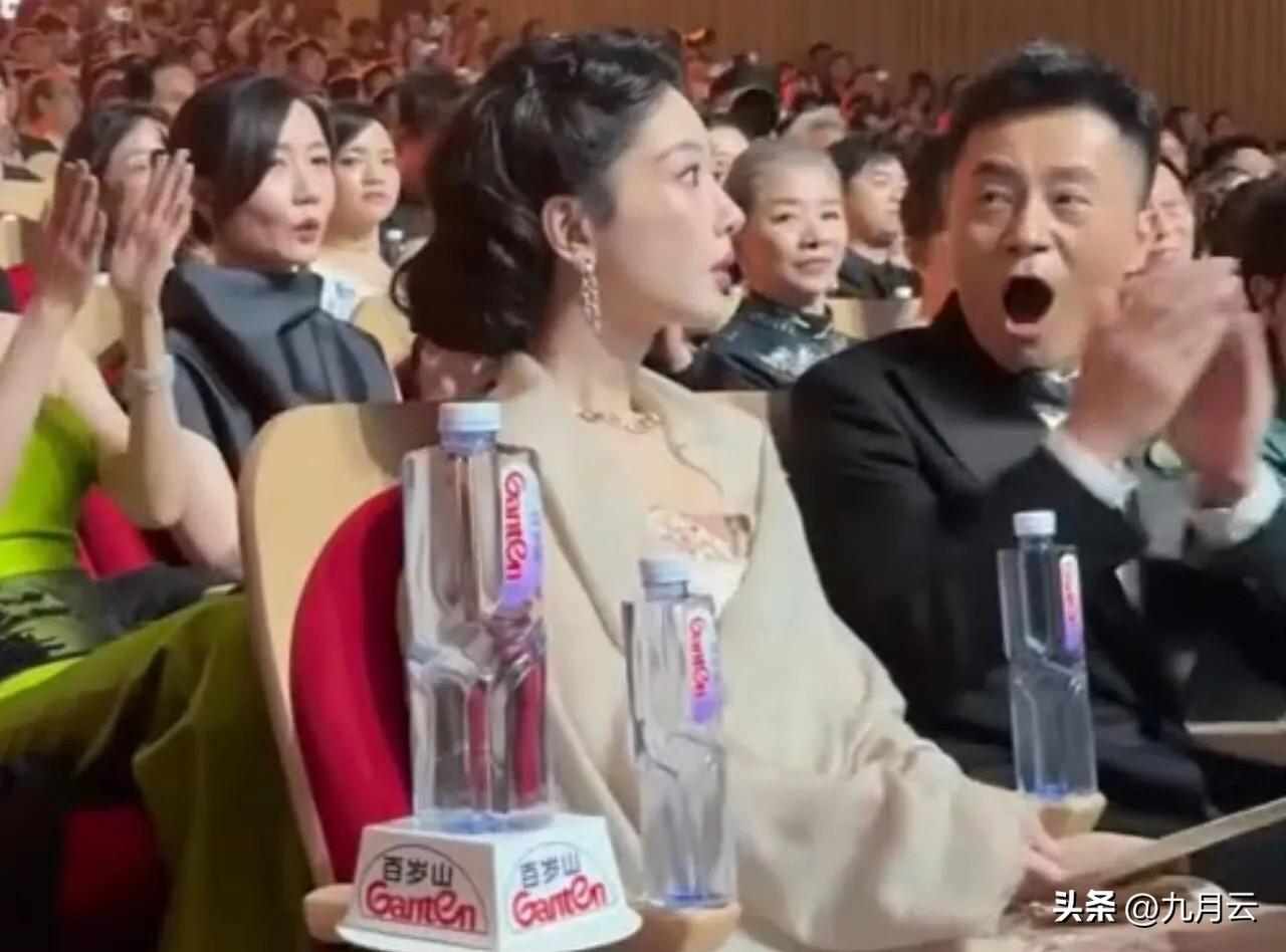 杨紫获得白玉兰奖的热度已经持续几天了，从现场所有人的反应，就能看出来杨紫实至名归