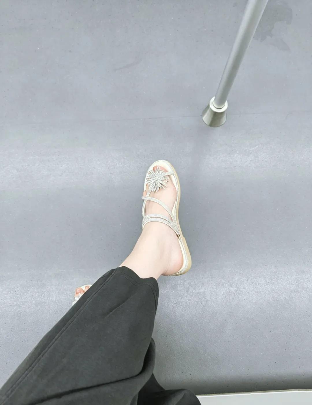 长大真好，可以随意选择自己喜欢的人生，当然也包括鞋子。今日穿搭：灰色棉质A群+布