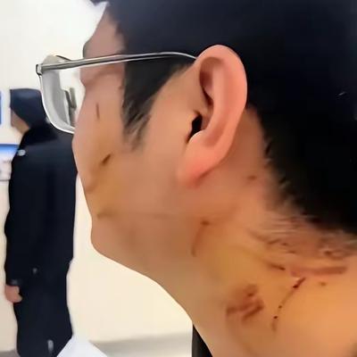 可怕的是人心呀！2025年，江苏一男子带新婚妻子回老家探亲，发现老家婚房的结婚照