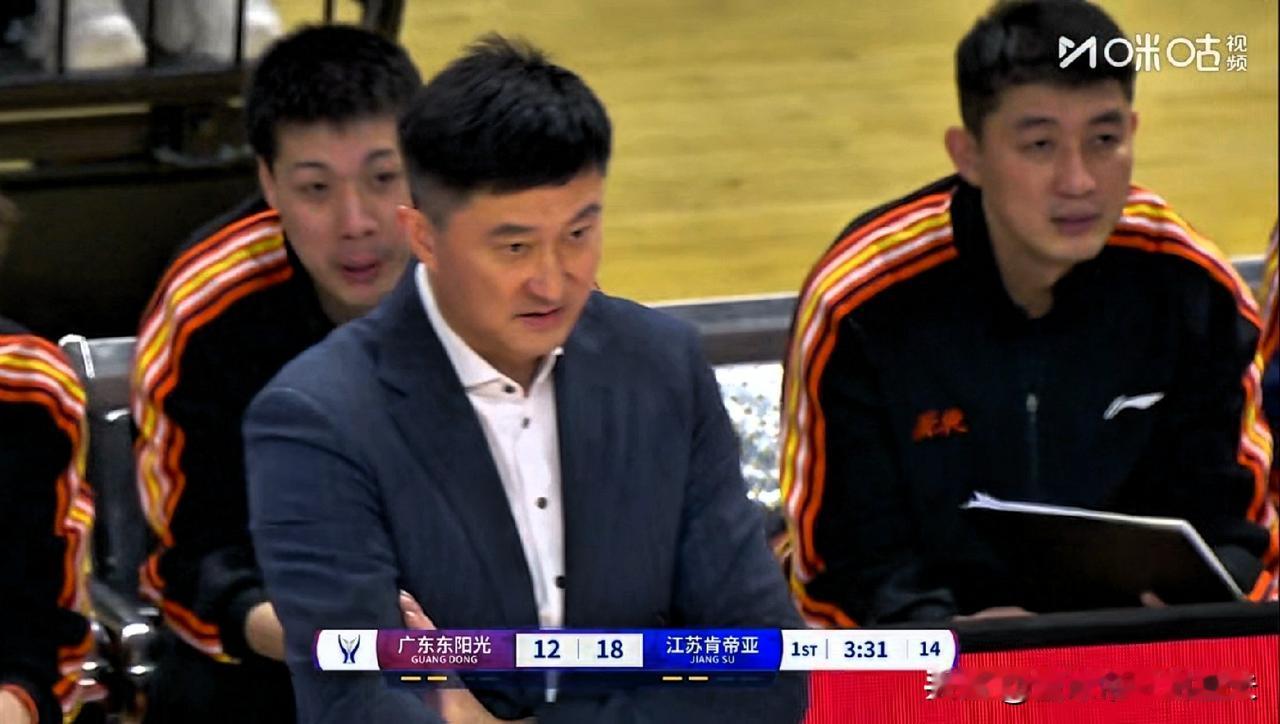 杜锋终于痛下决心，打江苏将14号、25号和18号时间压缩，甚至弃用，比赛中，江苏