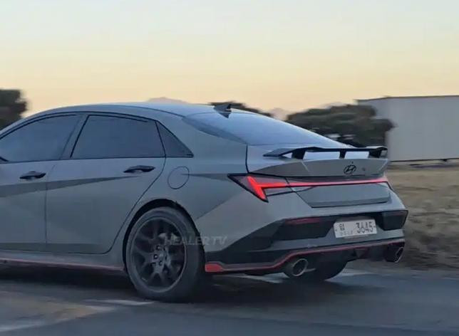 日前，我们从相关渠道获得了一组全新一代伊兰特N的骡车测试谍照，目前该车依旧套用现