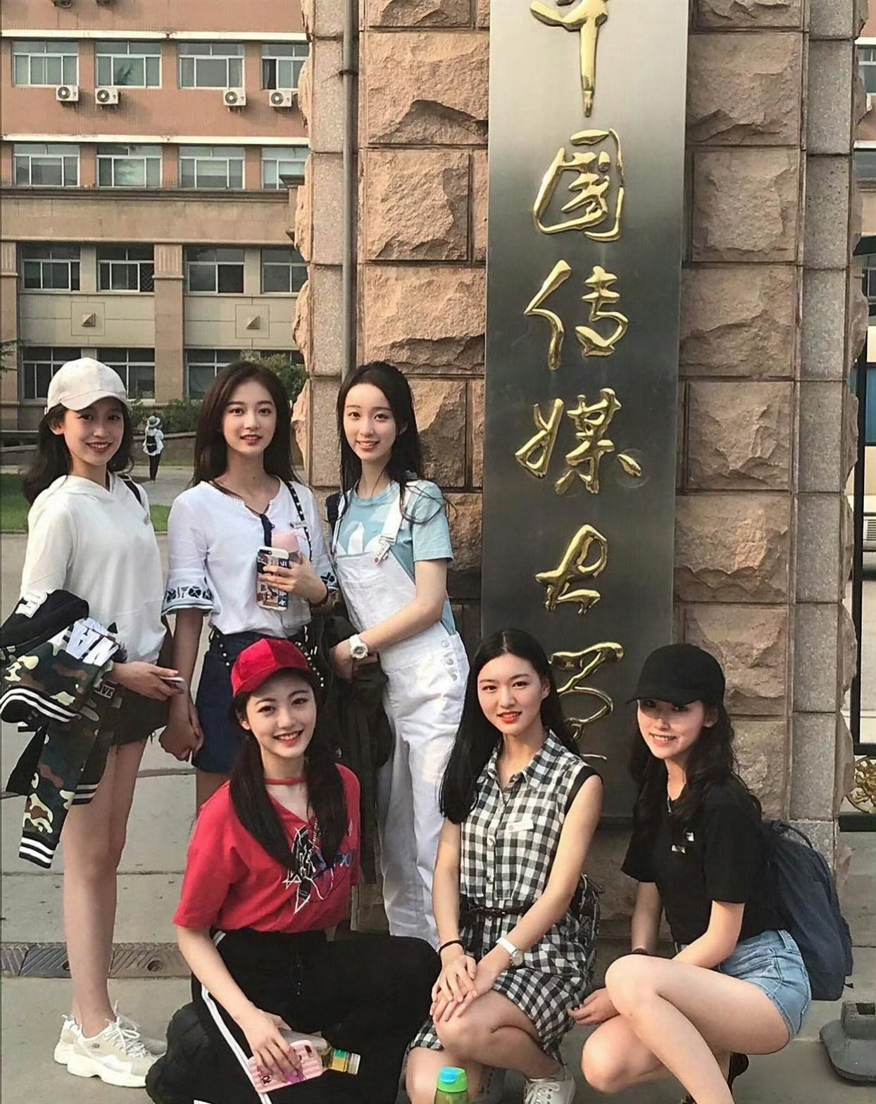 网上很火的一组照片，大学四年时光，他们六人最大的变化是什么？ ​ ​​​