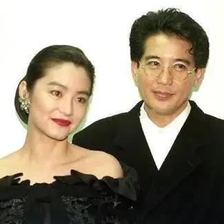 1973 年，26 岁已婚的秦汉爱上了 18 岁的林青霞，怀孕 8 个月的妻子邵
