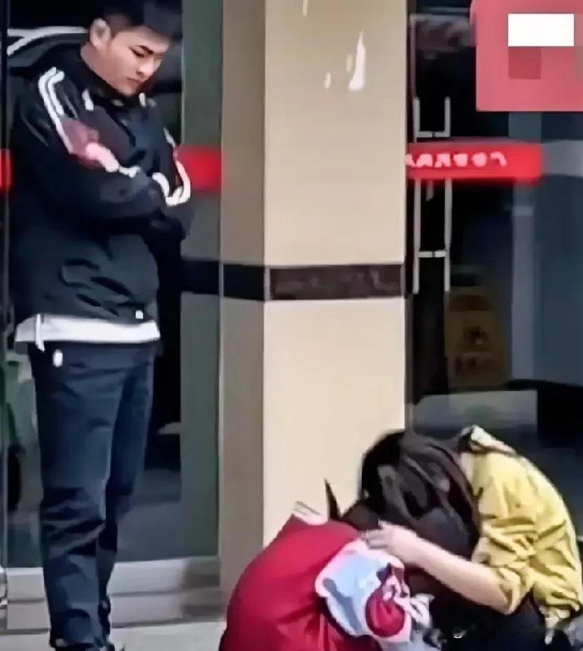 民政局门口的一幕！让所以孩子痛心！

一对夫妻刚办理了离婚手续，从民政局出来，小