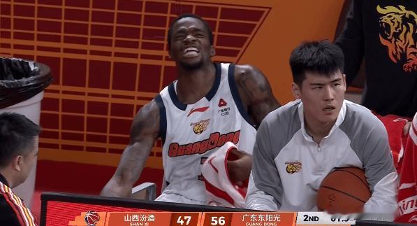 萨姆纳这一下真硬！受伤了坚持罚完球真是硬汉，替补席接受治疗




萨姆纳比赛中