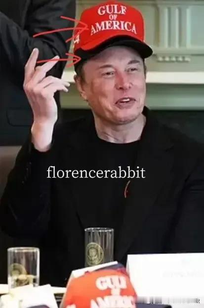 两顶帽子！这位亿万富翁穿着黑色衣服，头戴红色（美国湾）黑色（DOGE)两顶帽子参