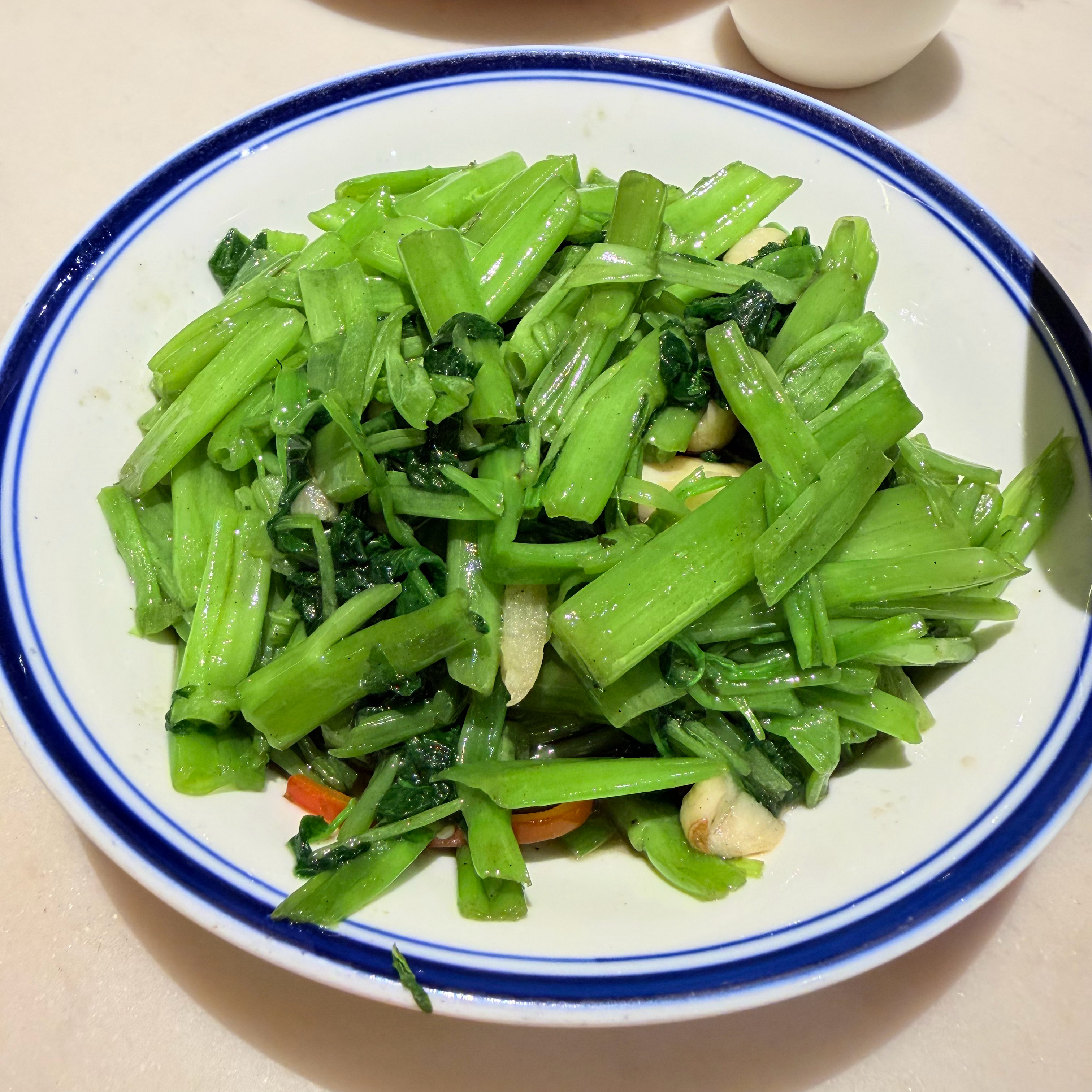 今日份的午餐不知道吃啥子就随便吃点饭前做了个紫色美甲买了一杯石榴柠檬汁两个人点了