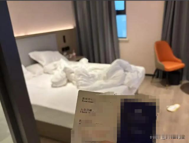 浙江，夫妻俩到酒店里开房，办理入住之后，女子准备去使用洗手台，却看到台面上放置了