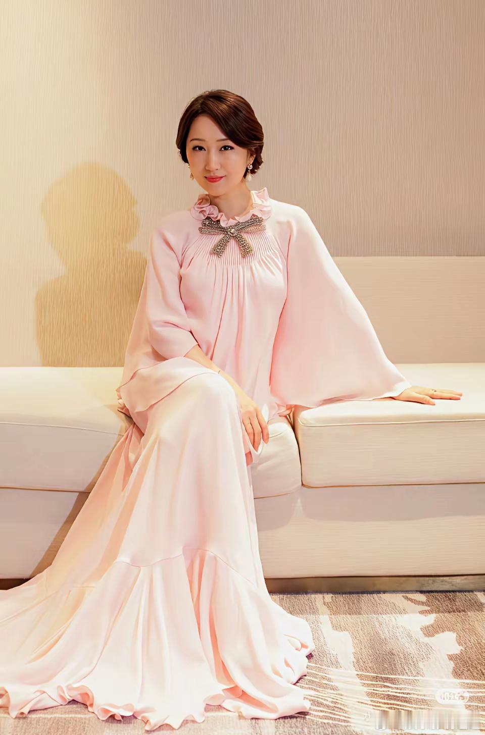 湖南卫视的导演都懵了， ​​杨钰莹也懵了，​连现场乐队都愣了，后台工作人员也没料