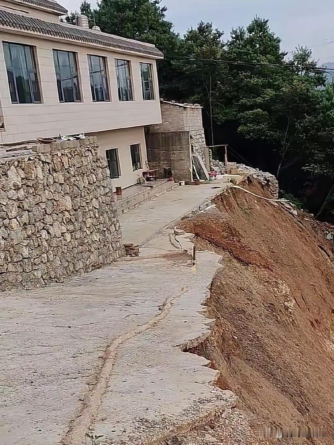 看这套房子怪新的，网友们有办法加固斜坡吗？