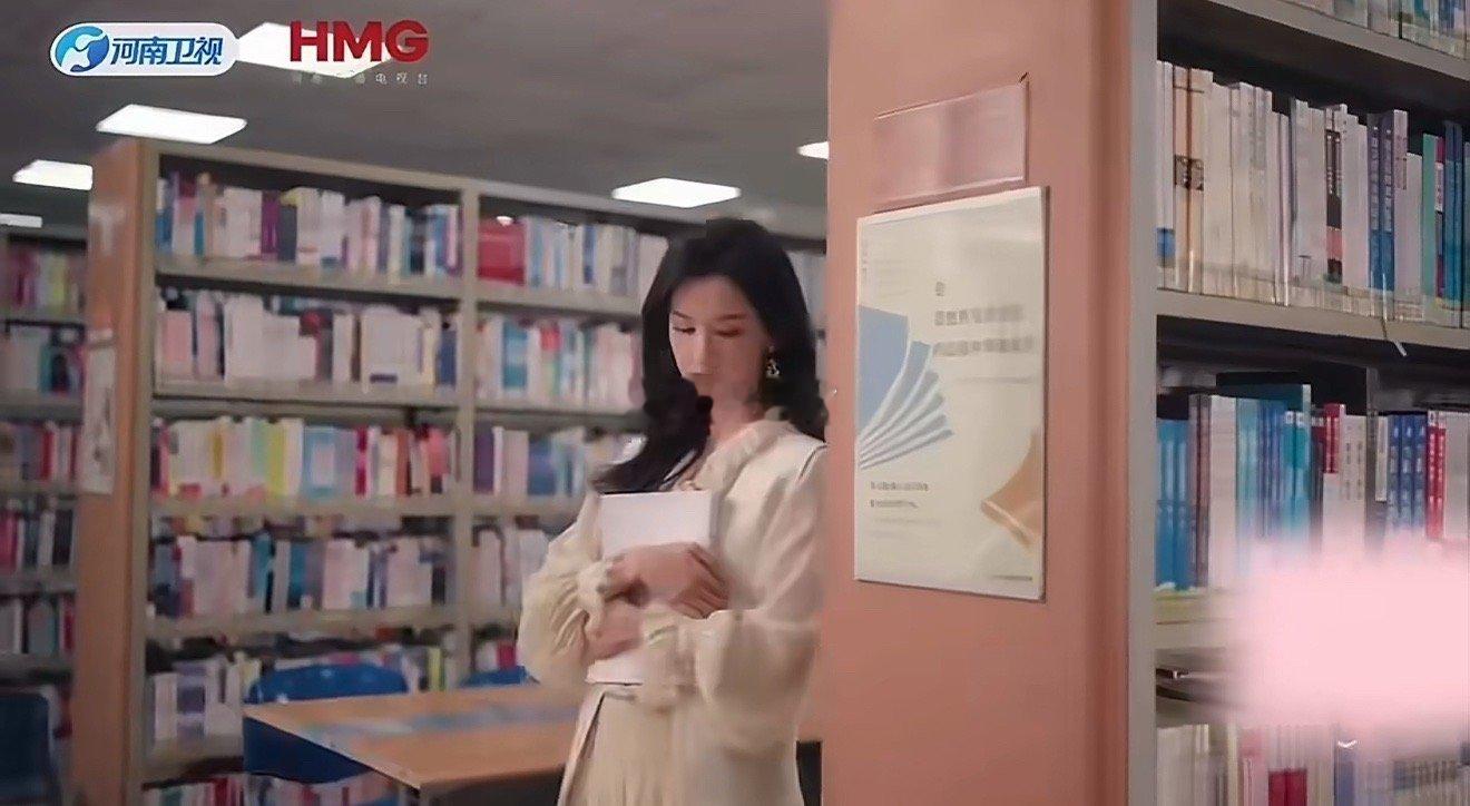 河南春晚有两个陈都灵 还以为是自己眼花了，结果是真的！图书馆里两个陈都灵同框的瞬