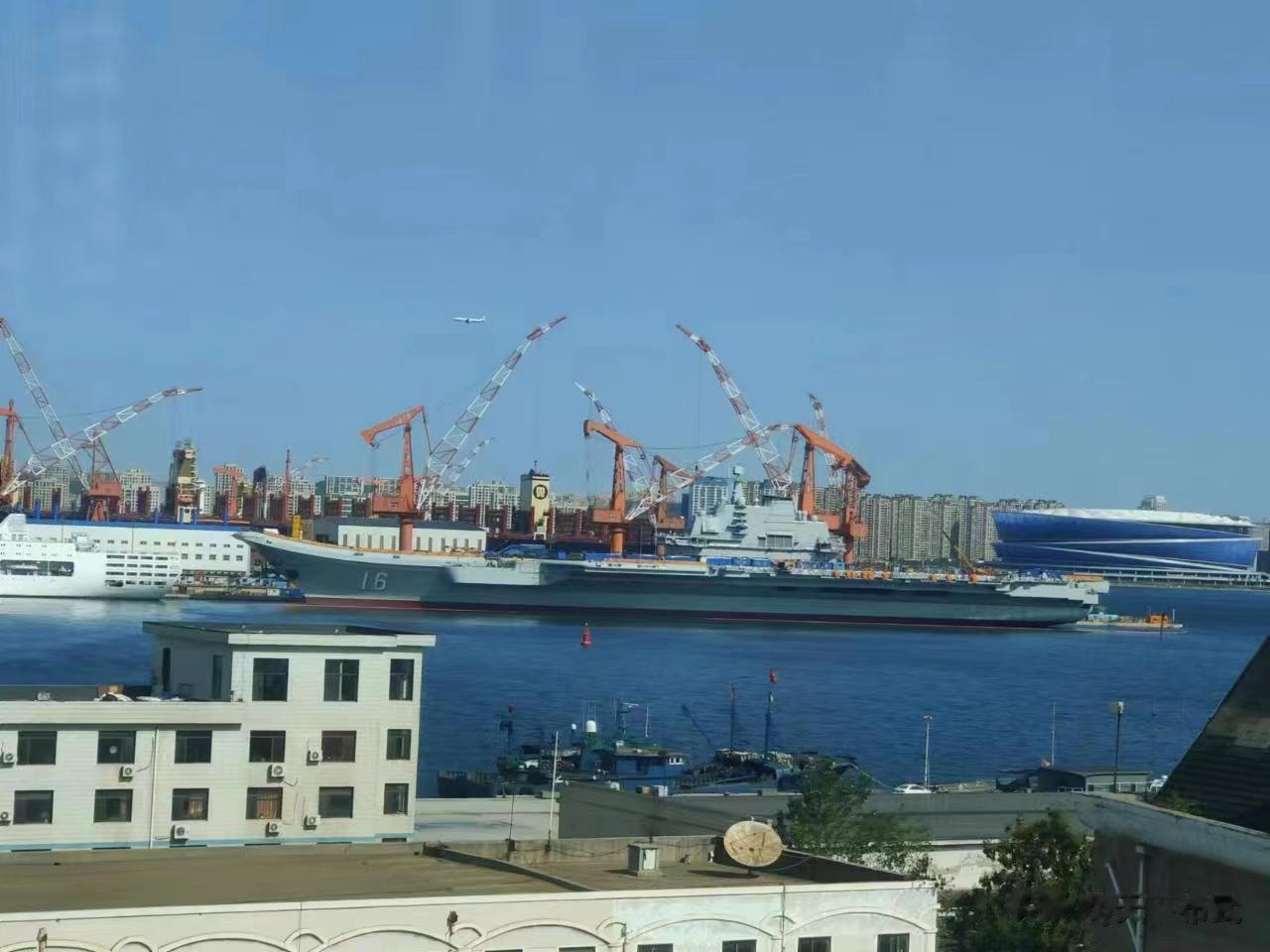 国庆节前夕，焕然一新的“辽宁舰”从船坞里出来了！

通过现场图可以看到，此时“辽