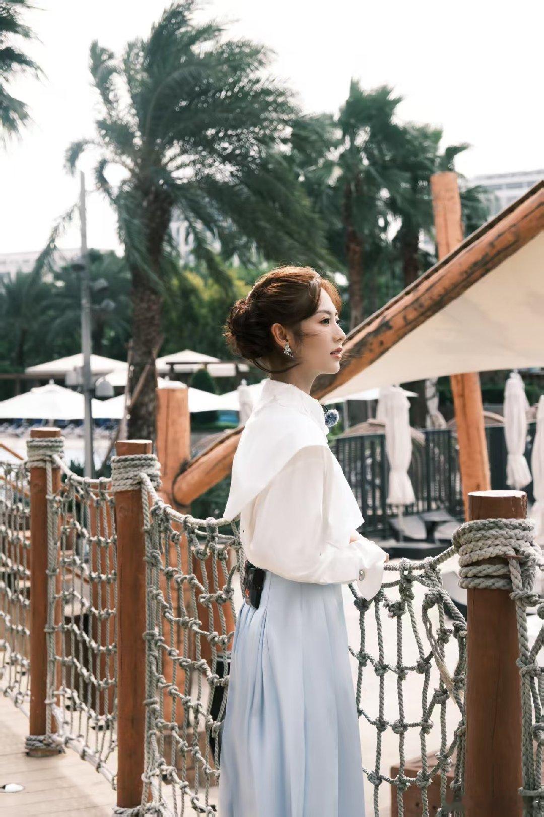 邢菲你在对漂亮脸蛋做什么   邢菲冰水泡脸消肿法  邢菲冰水泡脸这事儿真的太火了