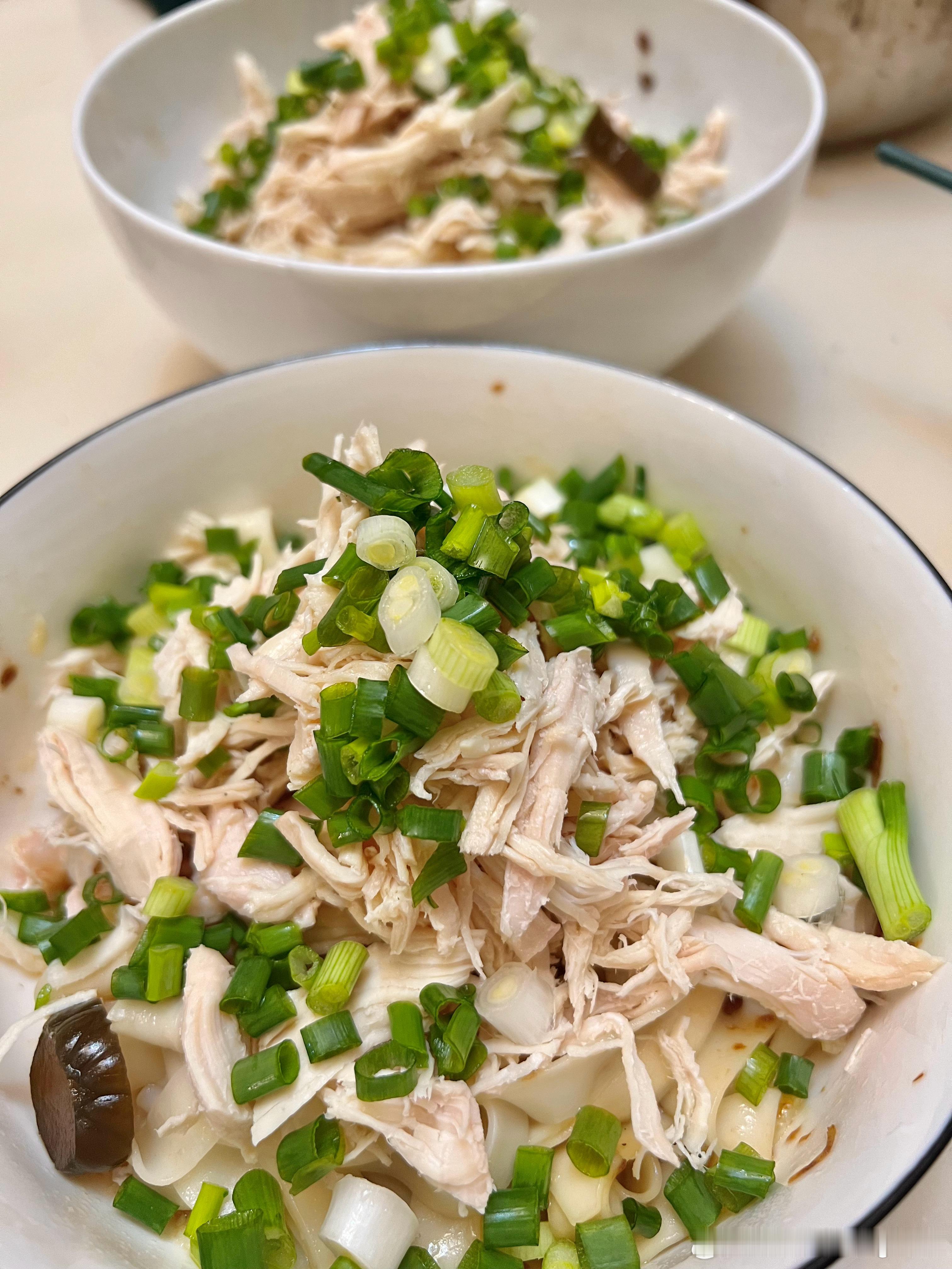 吃晚饭了，鸡丝面、黑麻油蔬菜汤 