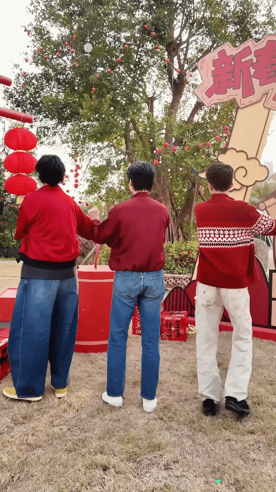 舞都跳不齐怎么不算是一种团魂周五晚高疯 本来想吐槽一下这个舞步的，但看到他们那么