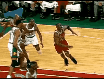 非“招牌”，却是“补充杀招”！乔丹这一投，已将身体机能发挥到极致。面对对手严防，