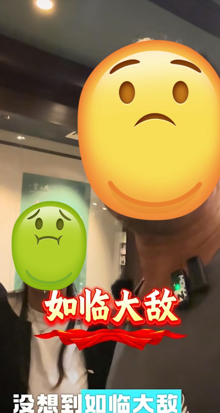 上海某文化场馆外一群举着手机的主播正与保安激烈争执，镜头中央那位因街头讲学走红的