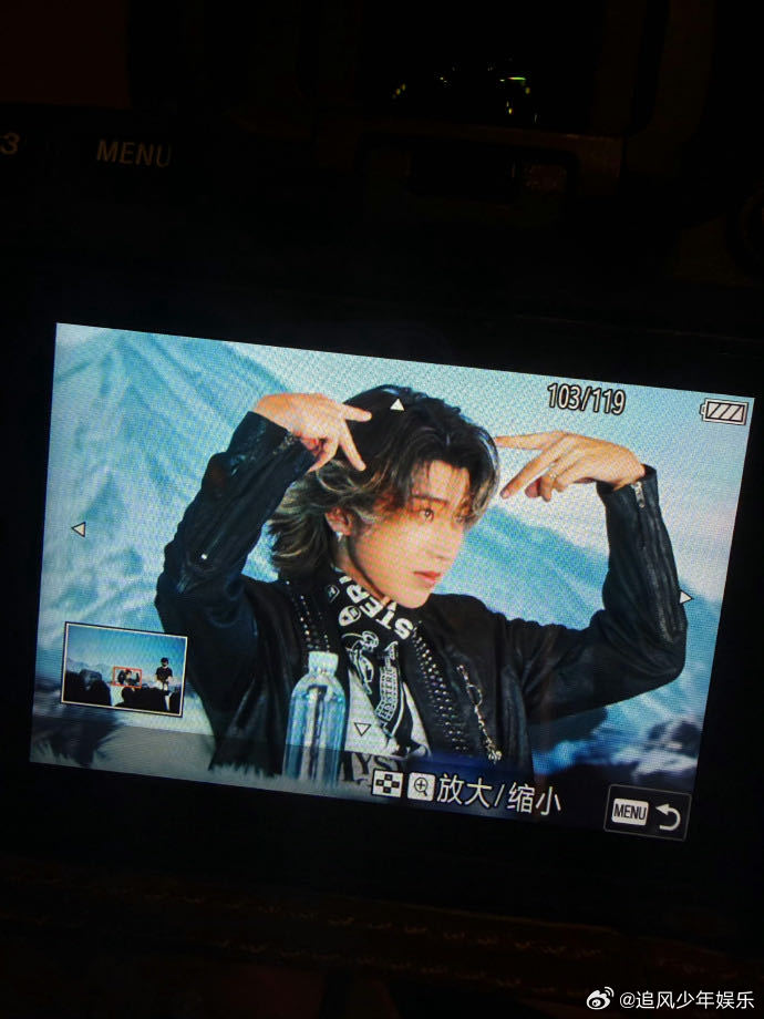 蔡徐坤向粉丝要飞吻本来只是路人刷到短视频，瞬间被蔡徐坤圈好感，签售会上主动跟粉丝