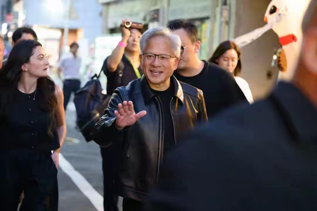 黄仁勋这波操作真是让人惊掉下巴。跑去日本拥抱老恩人，转头就搞出“不买我显卡你们不
